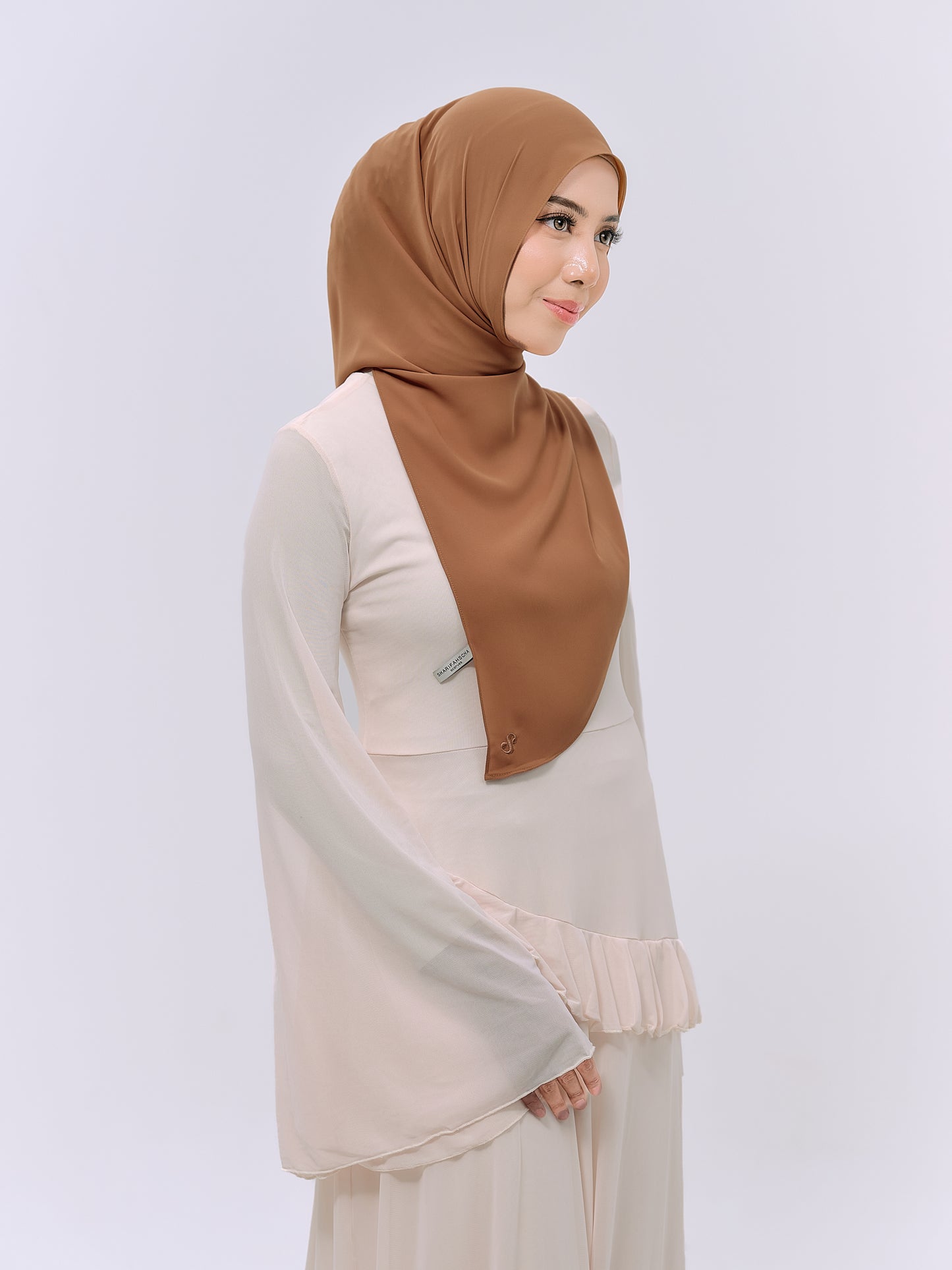 CLAIA IN CARAMEL