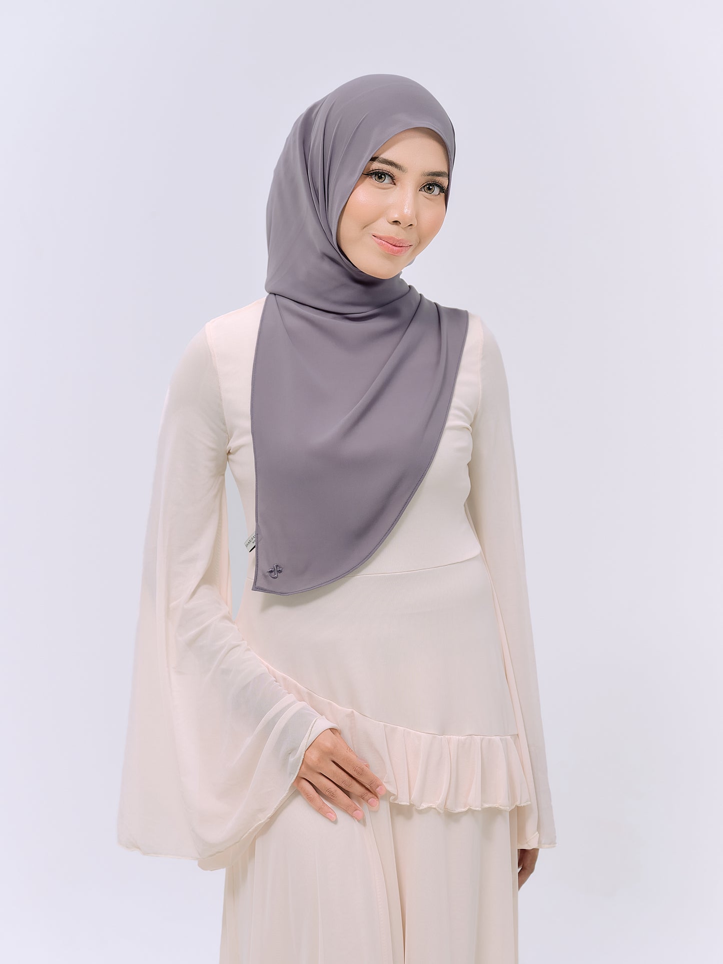 CLAIA IN SMOKE GREY