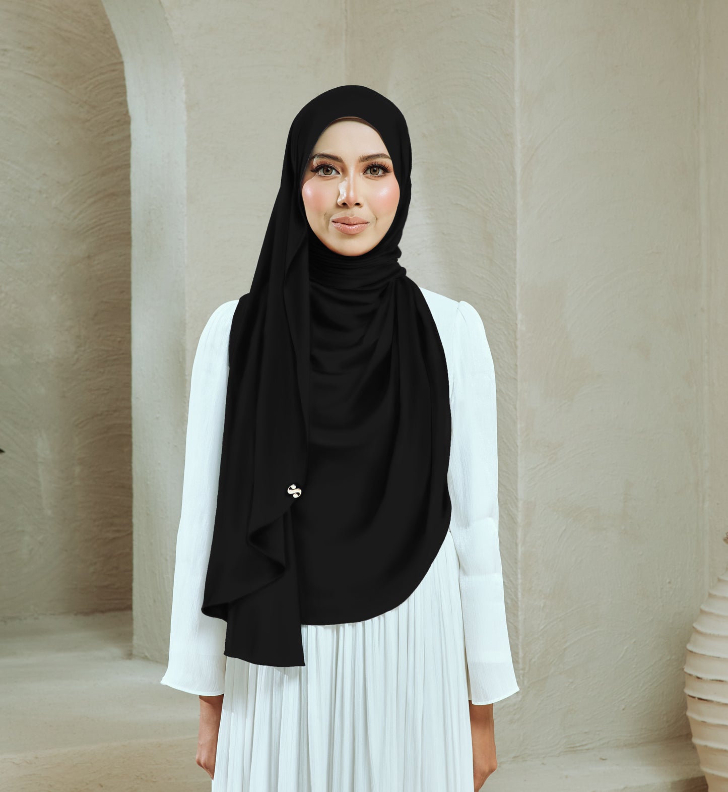 NONA IN BLACK