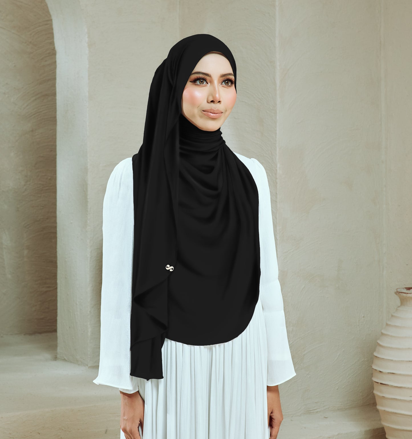 NONA IN BLACK