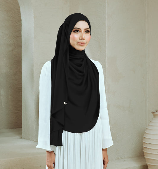 NONA IN BLACK